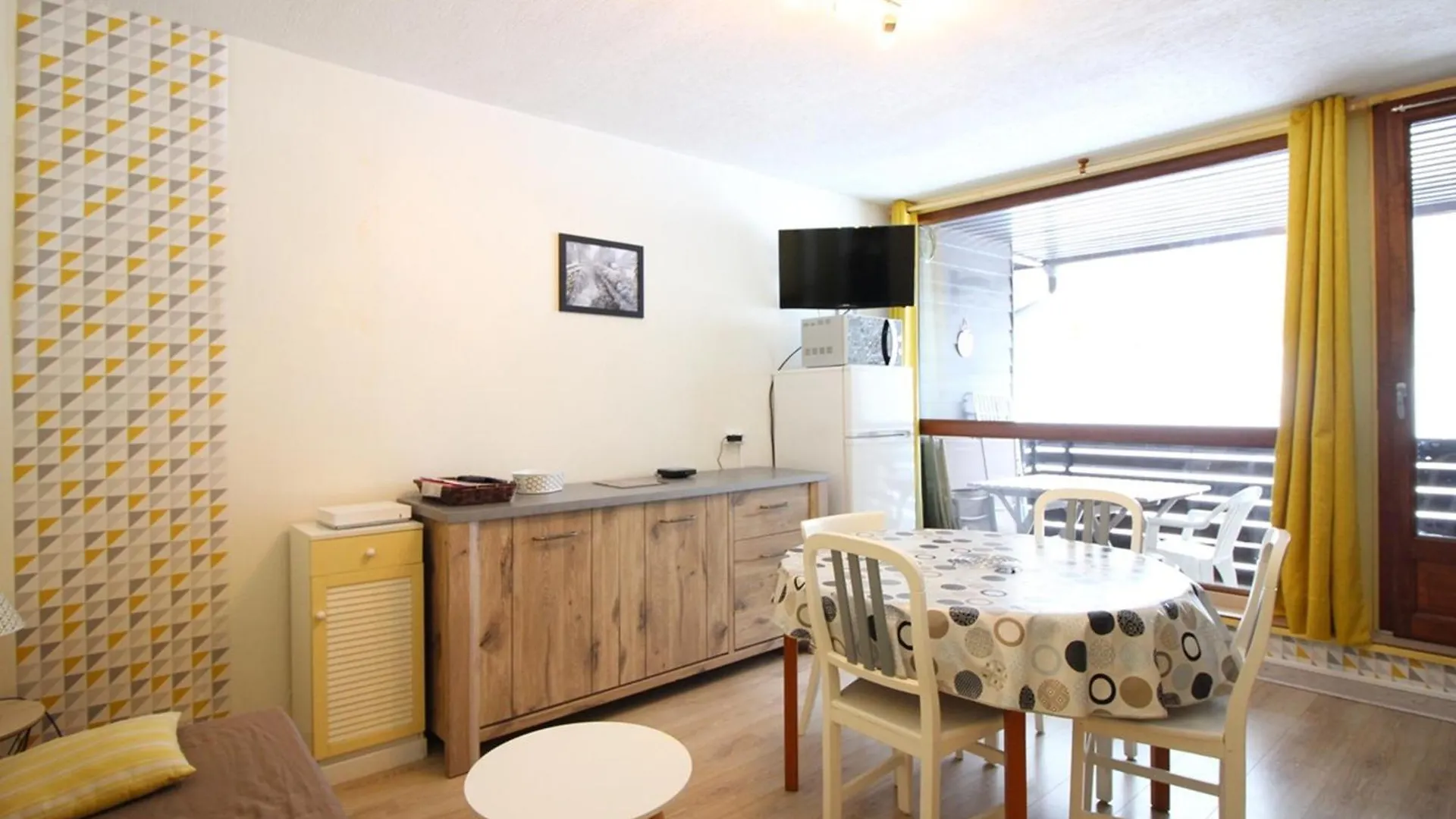 Charmant F2 Au 2Eme Etage Sans Ascenseur Avec Balcon - Mont-Dore - Fr-1-415-137